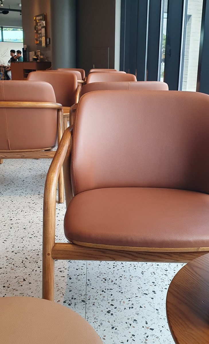 자주는 아니지만 지난 27년동안 1년에 서너번 꾸준히 뵙던 거래처 사장님 부고를 어제 밤에 받았다.

오래된 인연이라 가족들과도 아는사이~
9월 1일에 카톡했었고, 11월 행사 때 보기로 했는데 참 갑작스럽다ㅜㅜ

조문 끝나고 삶의 무상 느끼며 혼커피 중.......

가는데 순서 없다! 즐겁게 잘살자!!