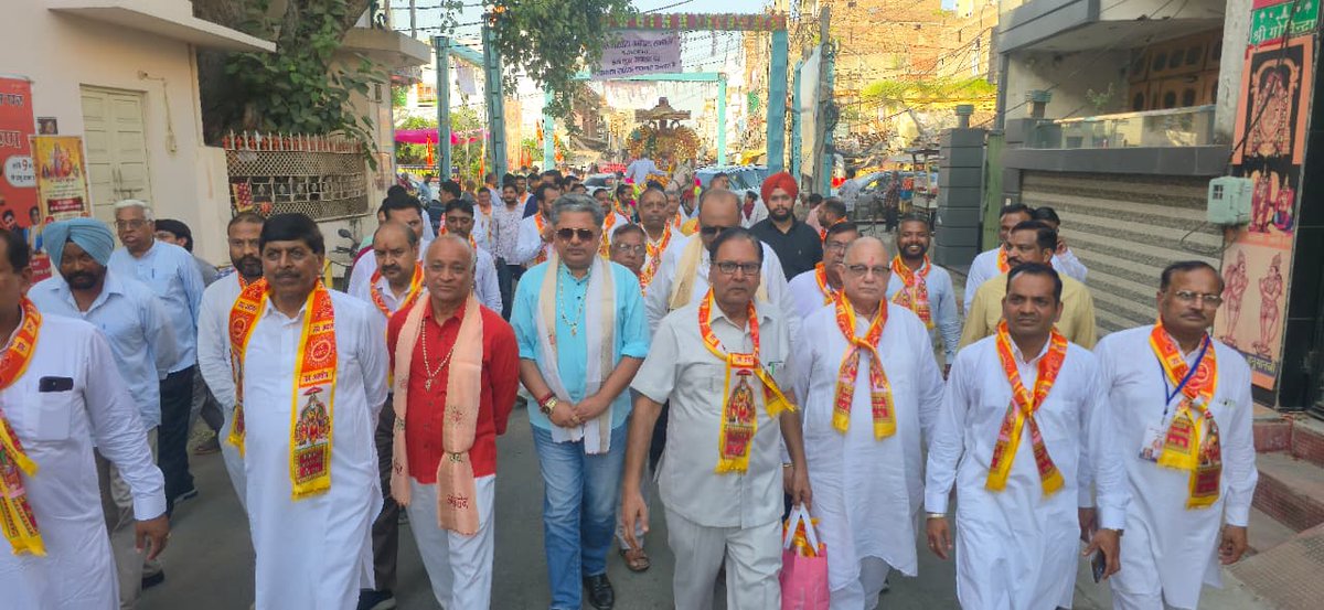 Dr Anirudh Gupta presided over the Shobha Yatra organised by Akhil Bhartiya Aggarwal Samelan on the occassion of Agrasien Jayanti. He exhorted all to work towards communal harmony and overall well being of all sections of the society.