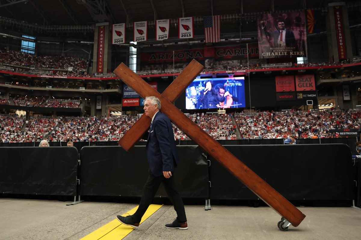 🇺🇸 Perfecta analogía de lo que es el protestantismo: llevar la cruz se supone una tarea dura y sacrificada, pero el yanqui le pone ruedines.

La cosificación de lo sagrado.