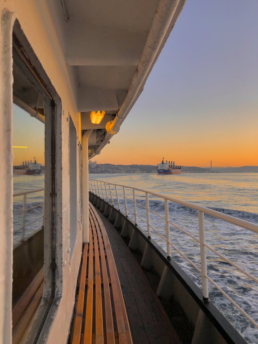 zeynepsareozkan's tweet image. Gün doğumunda vapura bin