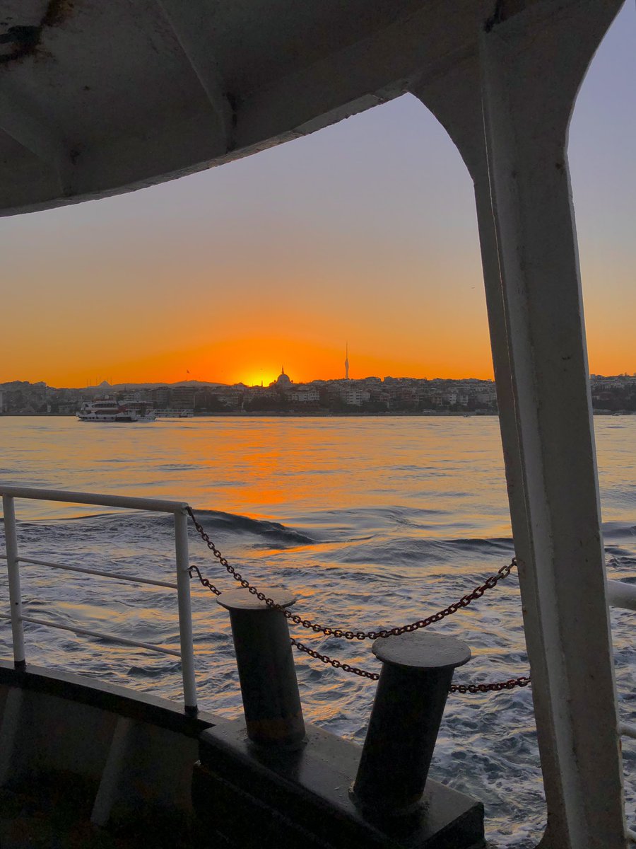 zeynepsareozkan's tweet image. Gün doğumunda vapura bin