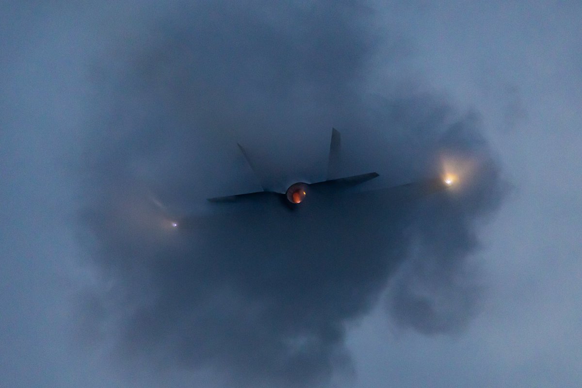 Beach Blast
afterburner flyovers
F-22表記で来たのはF-35Cでした

Virginia Beach
2025.9.20
