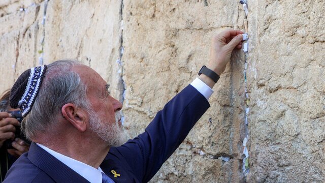 بچه‌ها حواستون باشه یه وقت به رژیم اسرائیل توهین نکنید! مسأله خیلی ناموسی میشه😂
ایشون (سفیر آمریکا در تلاویو) گفته که توهین به اسرائیل مثل توهین به زن خودشه!