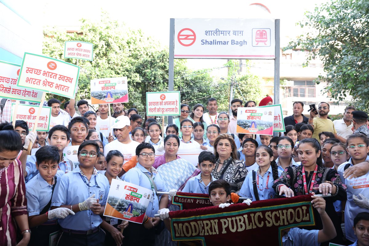 gupta_rekha's tweet image. आज सेवा पखवाड़े के अंतर्गत टीम दिल्ली के साथ शालीमार बाग रिंग रोड पर सफाई अभियान चलाया।

इस अभियान में स्कूल के बच्चों, स्वच्छताग्रहियों, विधायकगणों और स्थानीय नागरिकों ने बढ़-चढ़कर हिस्सा लिया। यही सामूहिक भागीदारी हमें विश्वास दिलाती है कि स्वच्छ दिल्ली का सपना केवल एक…