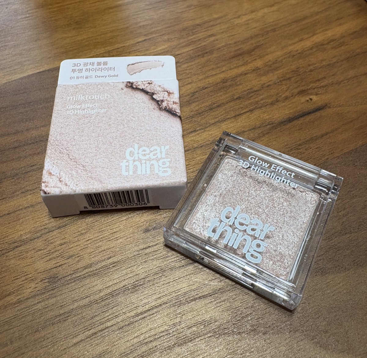 韓国ダイソーのdearthingハイライターくん、えげつない自然な艶と煌めきを提供してくれる…！✨
ラメもﾐｯとした輝きでアイシャドウの代わりにも使えちゃいそう
これで約300円はおかしい！！
また渡韓したらぜってえリピ買いする