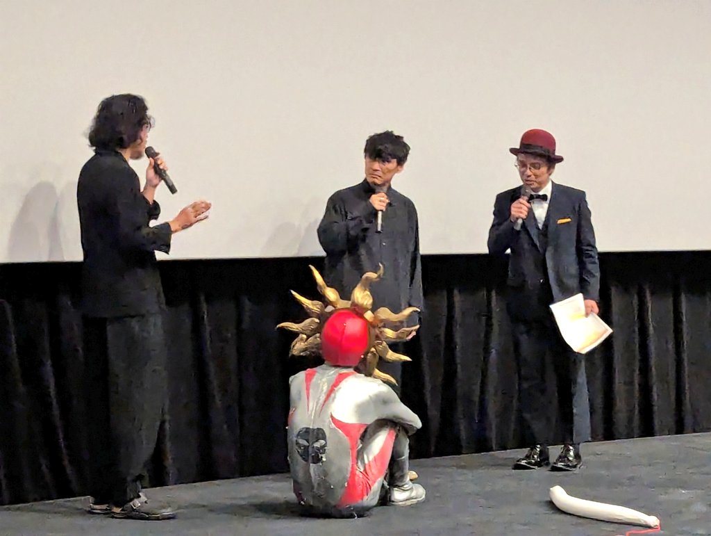 kureru_a's tweet image. 座ると案外コンパクトに収まって山口一郎を見つめる巨人タローマン
#映画タローマン