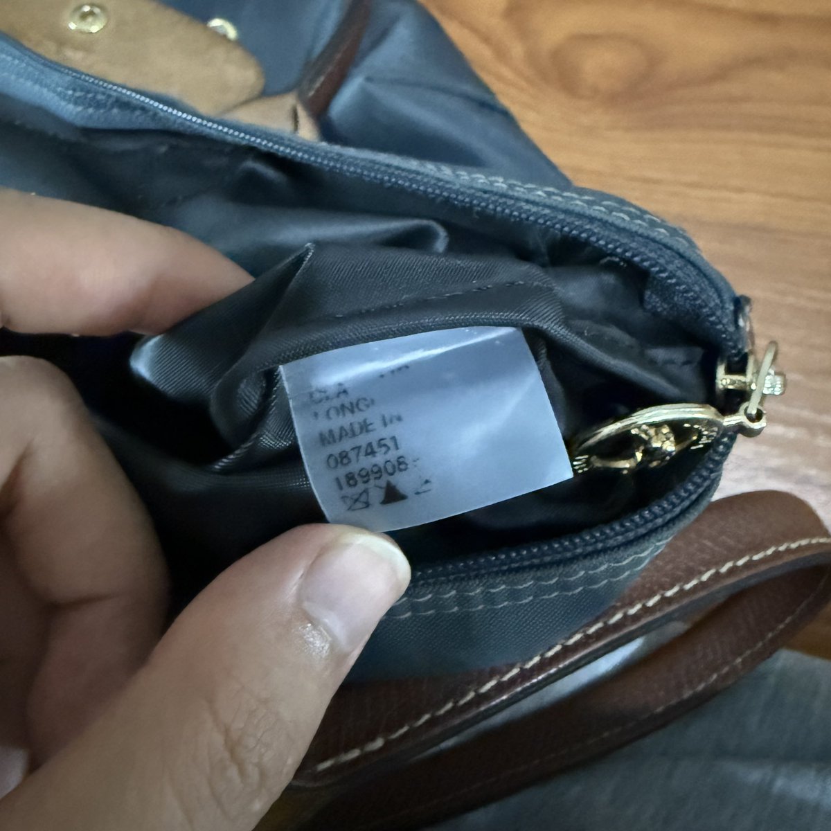 Px15846398's tweet photo. ส่งต่อ Longchamp สี Graphite (L) Long แท้ค่ะ 2000บาทรวมส่ง+ที่จัดทรง มีตำหนิใน มุมแตก1 หูจับอ่อนนิดนึงใช้เองตามภาพค่ะ นัดรับbts mrt เกษตรบางเขน ลดได้ตามพอใจคับอยากส่งต่อ ภาพด้านล่างคับ #ส่งต่อlongchamp #longchampมือสอง #ส่งต่อกระเป๋ามือสอง #ส่งต่อlongchampแท้ #longchampthailand https://t.co/n1W0MDVCfW