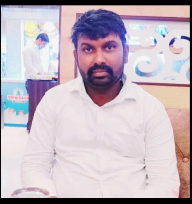 ఇతని పేరు ఊదరగుడి విజయ్ కుమార్. ప్రకాశం జిల్లా YSRCP సోషల్ మీడియా విభాగం ఇంచార్జి అంట.

బ్రెయిన్ స్ట్రోక్ కారణంగా ఒంగోలులోని వెంకటరమణ హాస్పిటల్లో ICU లో వెంటిలేటర్ పై ఉంచారు.

ఆ పార్టీ, ఈ పార్టీ అని చూడకుండా అందరు తోచినంత సహాయం చేయగలరు అని వేడుకుంటున్నా

అతనికి ఇద్దరు చిన్న