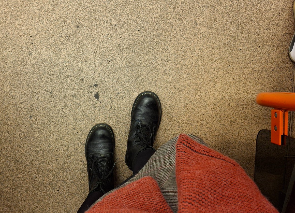 Ze sandálů rovnou do Martensek, nasadím si sluchátka a tam slyším Highway to hell.
Tak asi vítej, podzime...🍁🍂