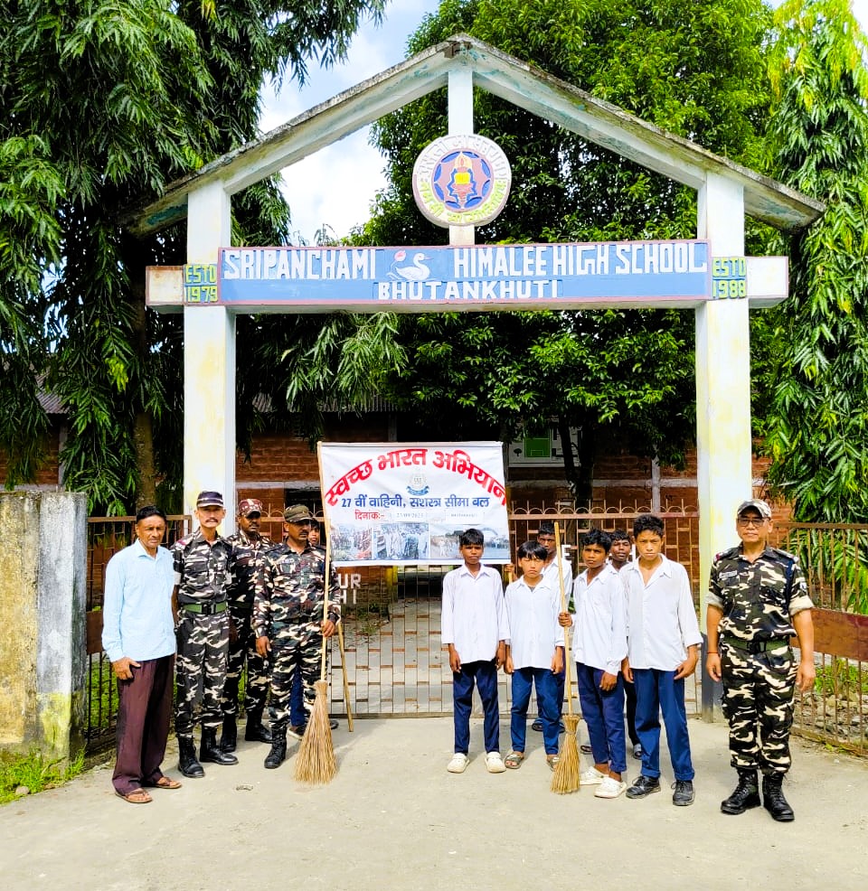 दिनांक 23.09.25 को ‘स्वच्छोत्सव’ थीम पर “स्वच्छता ही सेवा-25” पखवाड़ा के तहत श्रीपंचमी हिमाली हाई स्कूल, भूटानखुटी के छात्रों तथा ग्रामीणों के साथ जागरूकता रैली कर स्वच्छता अभियान चलाया गया |
#SHS2025 
#swachhataHiSeva2025 
#Swachhotsav
<a href="/SSB_INDIA/">Sashastra Seema Bal</a>
<a href="/SSBFTRGUWAHATI_/">SSBFTRGUWAHATI</a>
<a href="/ssbshqrangia/">SSBSHQRANGIA</a>