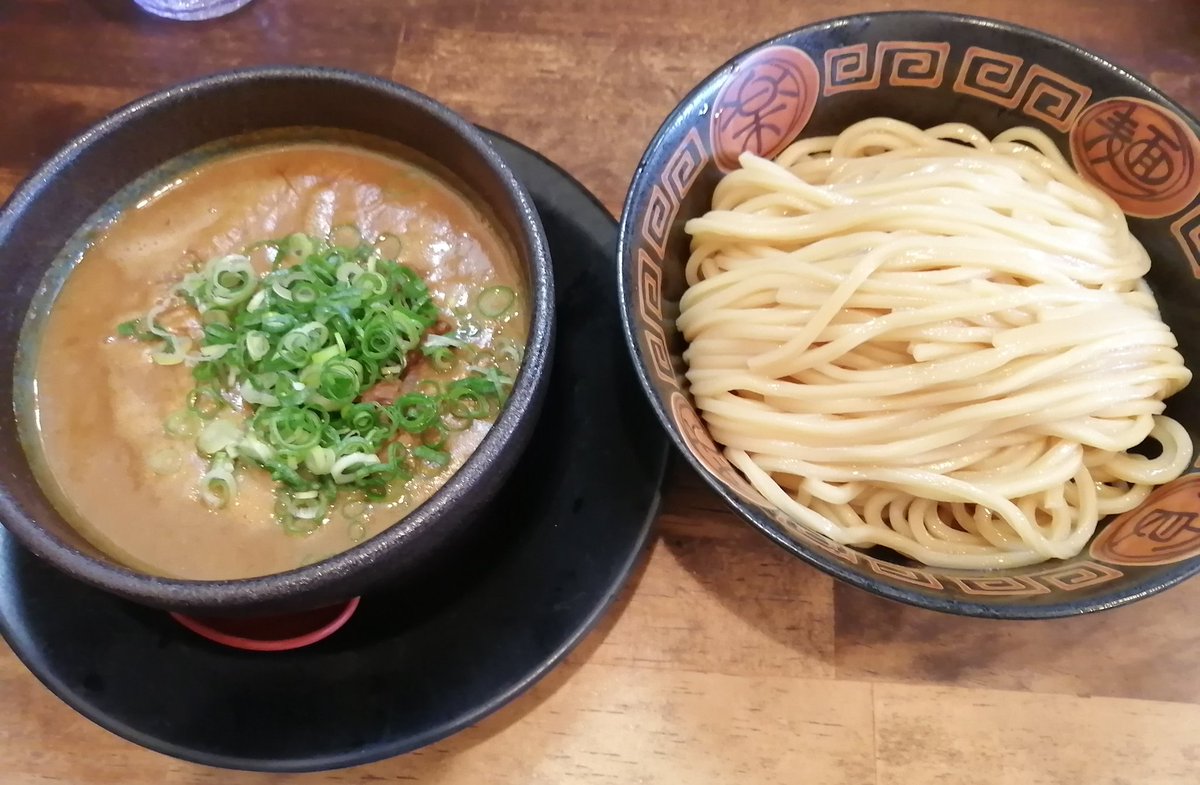家の近所で濃厚海老つけ麺。
限定メニューでお店のポストでしか公表せず、それも年に２〜３回、１回に数日という中々ハードルが高い１杯です。
海老の旨味がギュッと濃縮されたつけ汁が麺に絡んで、どんどん箸がすすみます。麺量300グラムがあっという間に無くなりました。ごちそうさまでした。
