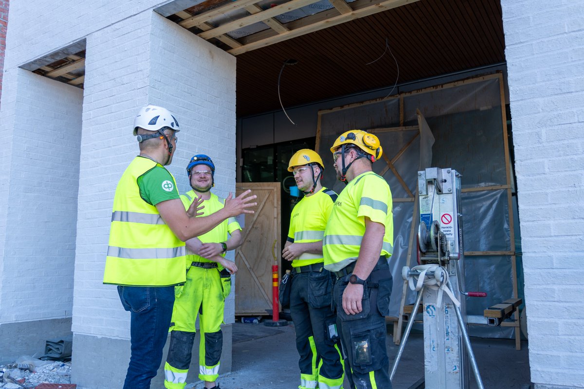 Työsuojelutarkastajat kohdistivat alkuvuonna 2025 rakennustyömaiden  valvontaa rakennuttajiin. Vajaassa puolessa tarkastuksista  oli huomautettavaa rakennuttajan turvallisuusasiakirjoissa.
Aiheesta uutinen:
tyosuojelu.fi/-/rakennuttaji… #rakentaminen #rakennuttaja #työturvallisuus
