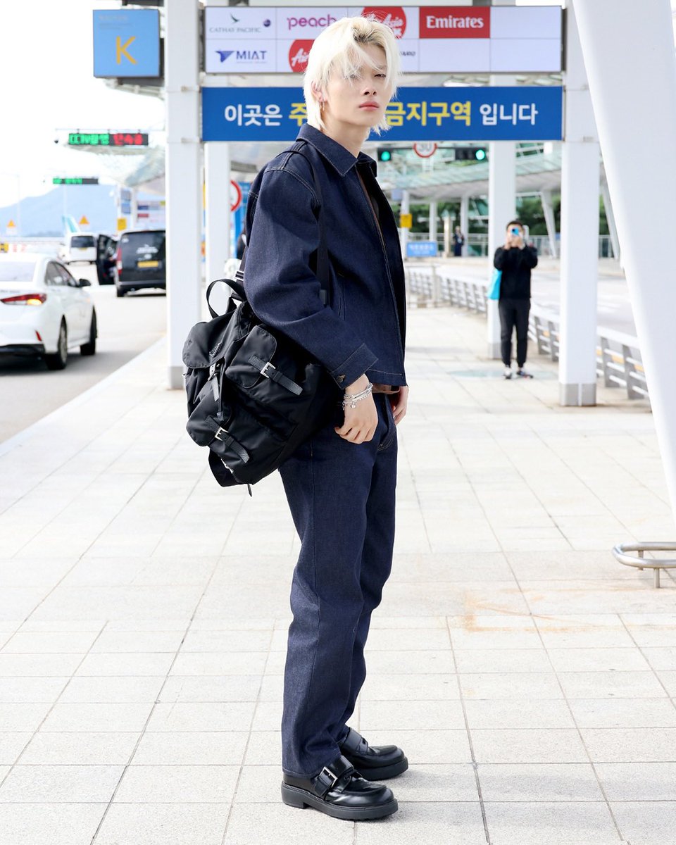 뒤에 분도 니키 찍고잇는거 웃기다 
ㅜㅜㅋㅋㅋㅋㅋ
나같아도 멈춰서 찍음