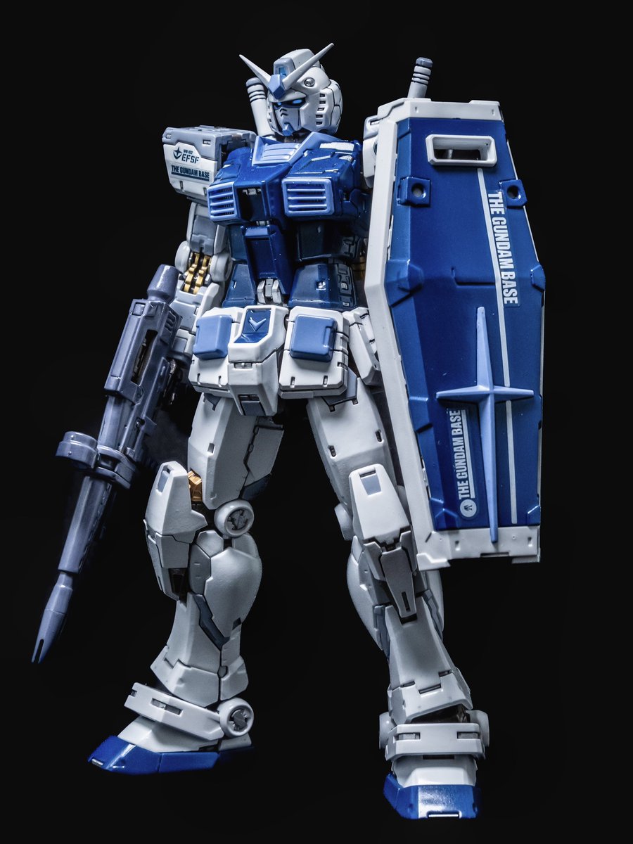 こちらも完成してます。
RG 1/144 ガンダムベース限定 RX-78-2 ガンダム Ver.2.0 （ガンダムベースカラー）
水性塗料の筆塗り全塗装
シルバーとゴールドはガンダムマーカー
#ガンプラ 
#ガンダムベース