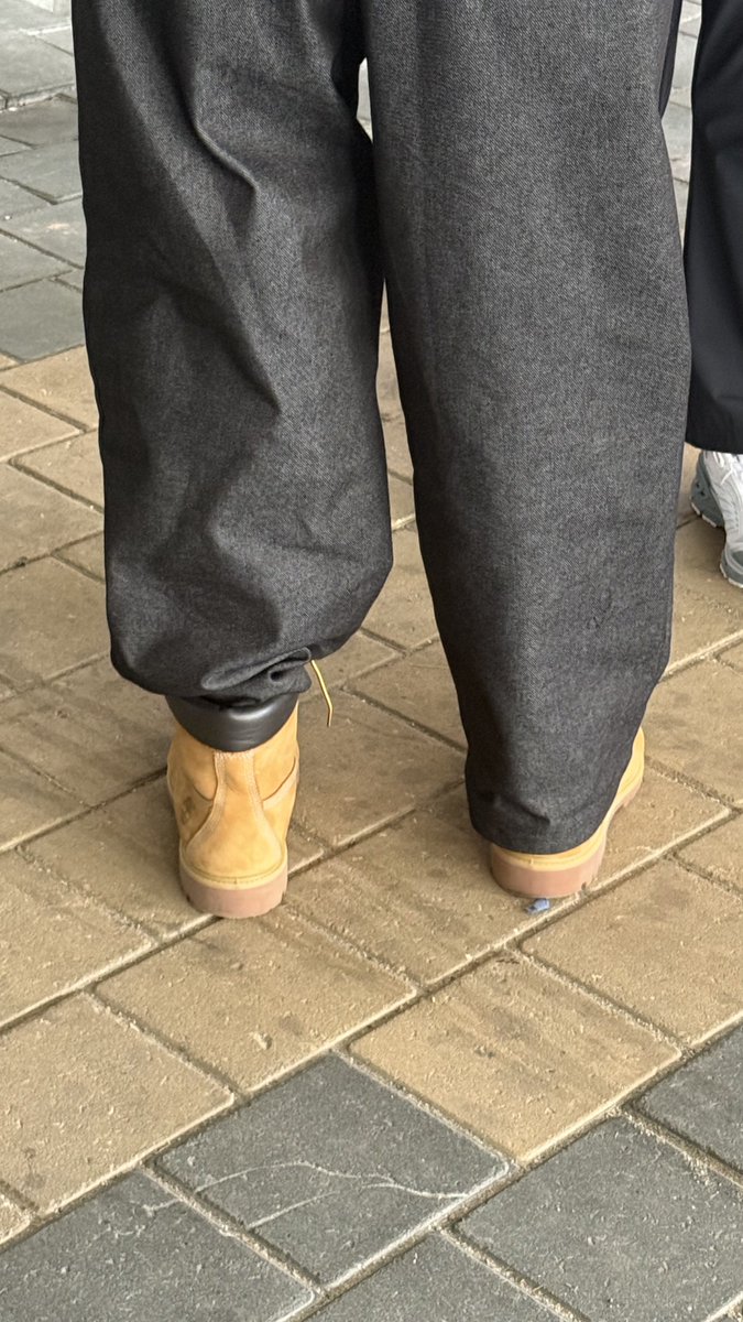 패션균,, 
이건 첫번째 레슨 ~ 바지 한쪽은 넣어입기➿