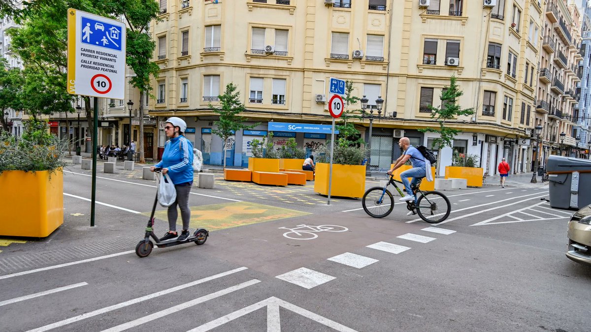 🚲 En València, un alcalde llegó en bici a su primer día de trabajo y comenzó una revolución tranquila: calles más humanas y una red ciclista que cambió hábitos en pocos años.

Spoiler: no fue un camino de 🌹🌹.

Te lo cuento brevemente en este #VeranoUrbano 👇

#Valencia