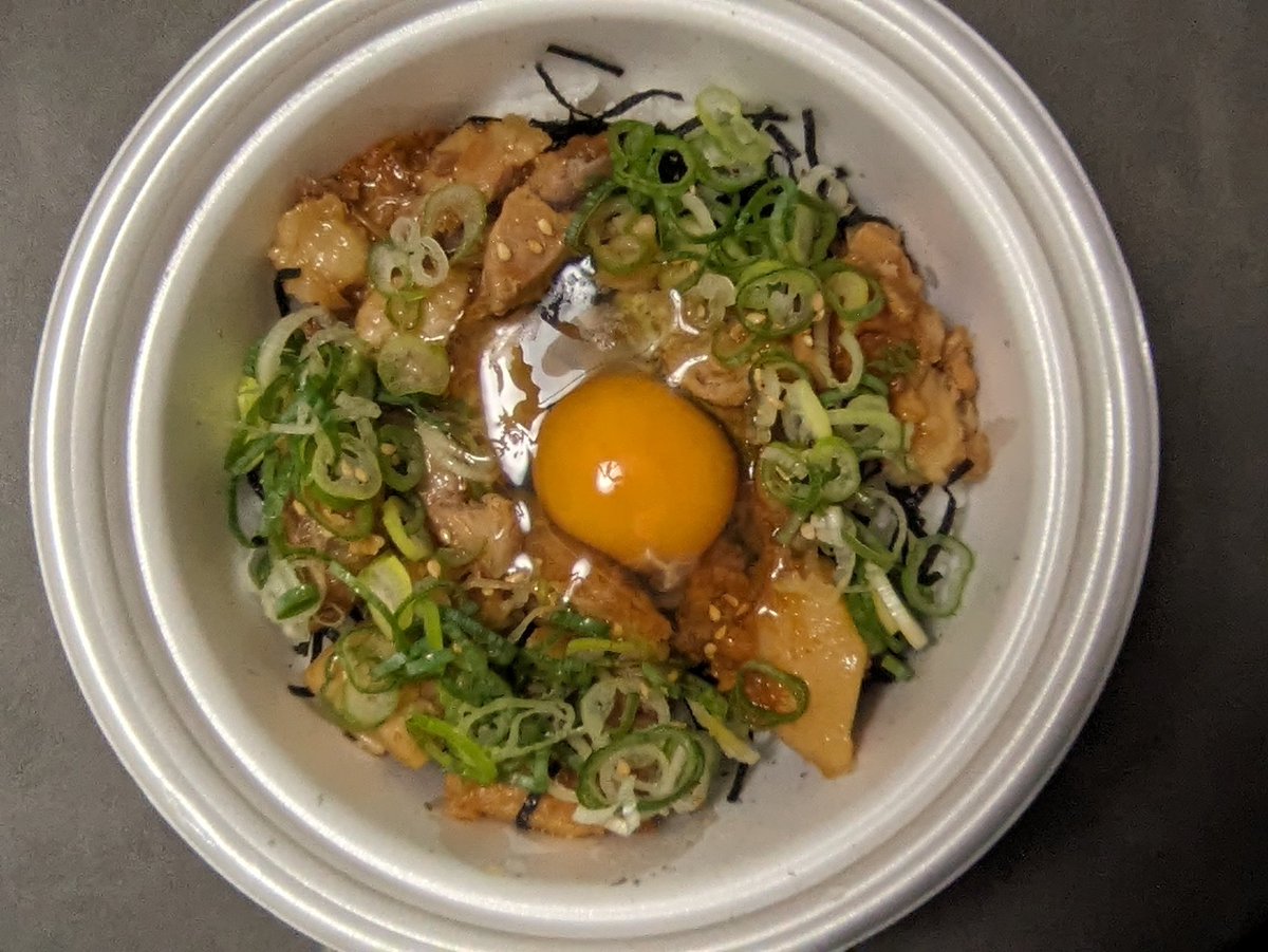 OperaPlusMika's tweet image. #松屋 「ごろごろチャーシュー丼」食べてみた
肉々しいチャーシューに、にんにくと背脂がガツンと効いて強烈な存在感
全体的にインパクトがあり「これぞ松屋」と思わせる仕上がりでした
まさに松屋らしい一品