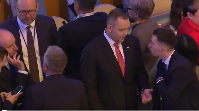 (Wcale nie)szanowna Kancelario <a href="/prezydentpl/">Kancelaria Prezydenta RP</a>; 
od kiedy w kancelarii prezydenckiej przewidziany jest etat dla pracownika zaopatrującego szefa w narkotyki?
Jak się taka funkcja nazywa?
Jakie wynagrodzenie przewidziane jest dla tego pracownika?