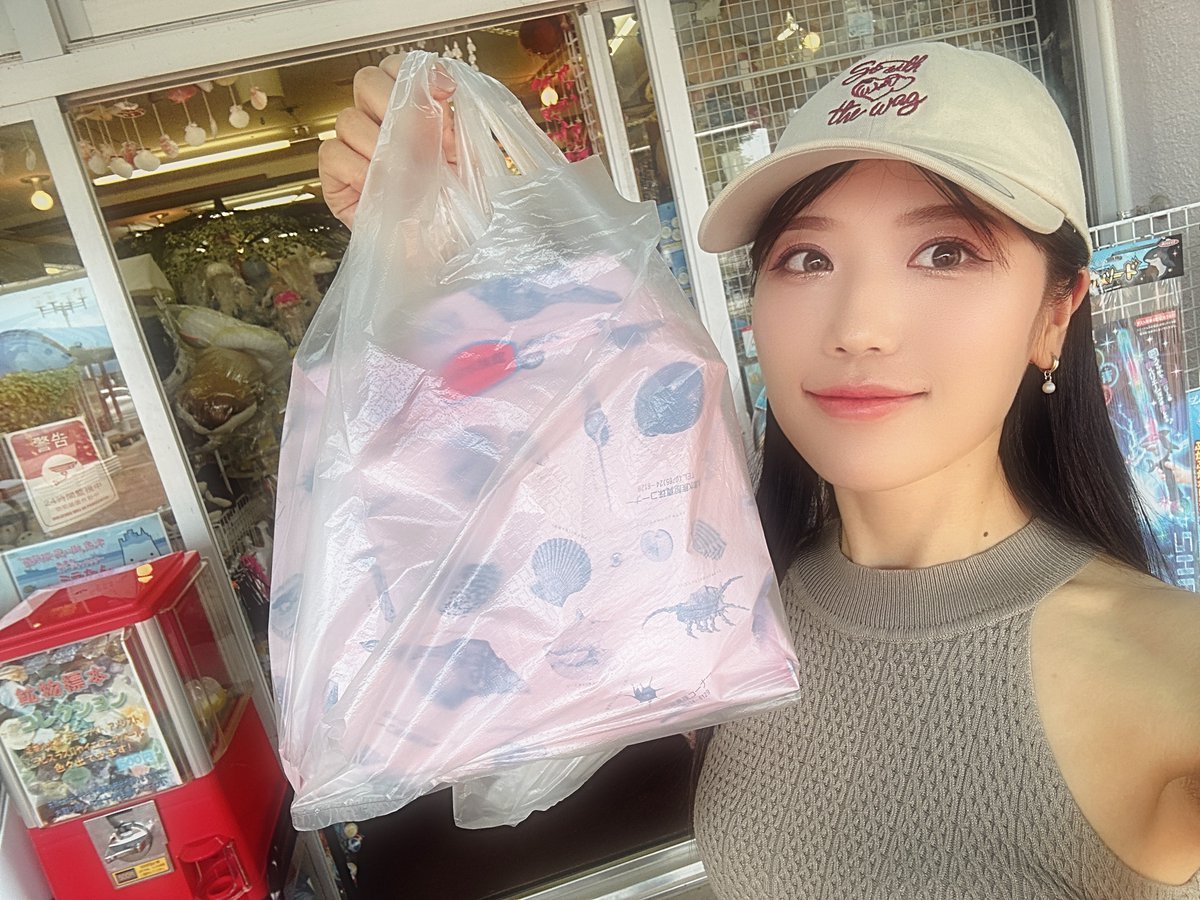 miwanamai's tweet photo. 今回1番行きたかったお店𓇼𓆡𓆉 ⋆

旅行先で見かけなくなったキーホルダーがここにはありました✩.*˚
どれもキラキラ可愛くて、1時間ずっと選んでしまうくらいとっっても楽しかったです❁⃘*.ﾟ

これからも残ってて欲しくていっぱい買っちゃった🦦𓈒𓂂◌

#ハイエースと私とベルin北陸 #vanlife
#真珠コーナー