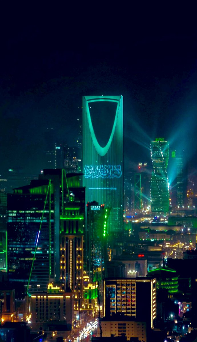 #اليوم_الوطني_السعودي_95

كل ماكبرتي يابلادي لتاتزينين
وانتي كبيرة اصلاً من البدايات
ماتنجبين الا فهود وسلاطين
القدر عالي والمواقف عظيمات .