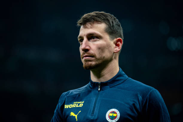 Mert Hakan düşük maaş alıyor, futbol hayatı neredeyse bitmiş ama kulübe faydalı olmak için her yere koşuyor. Altyapıdaki çocuklarla ilgileniyor, sahada hakemle tartışıp baskı yapıyor, saha dışında teröristlere cevap verip kudurtuyor. Serdar Kesimal gibi yan gelip yatmıyor.

Mert