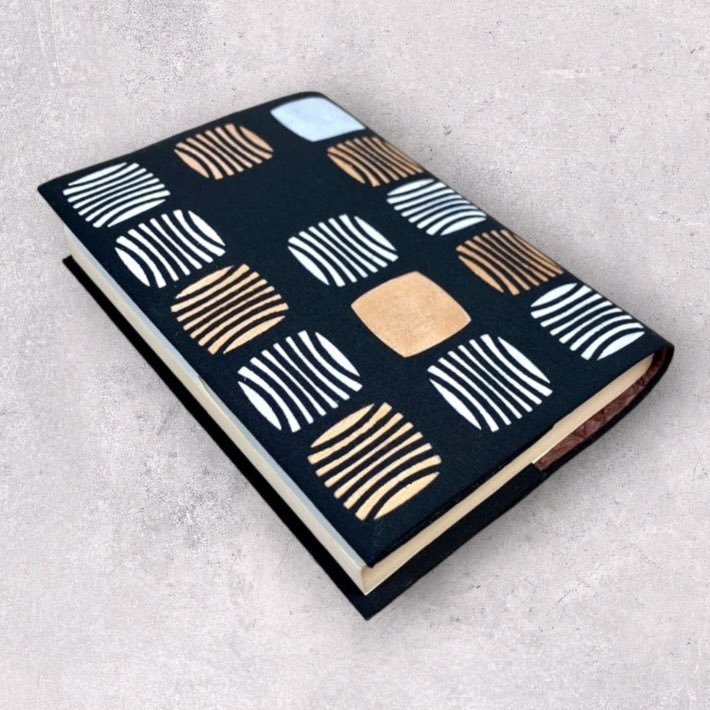 📚本を守る。カタチを保つ。

創ル舎のブックカバーは芯地にも和紙を使用しているので、軽くて丈夫✨
大切な本をやさしく包みます。

本日は #Creema さん全品ポイント5倍！
お得にぜひどうぞ😊

#ブックカバー
#読書 

creema.jp/item/17690339/…