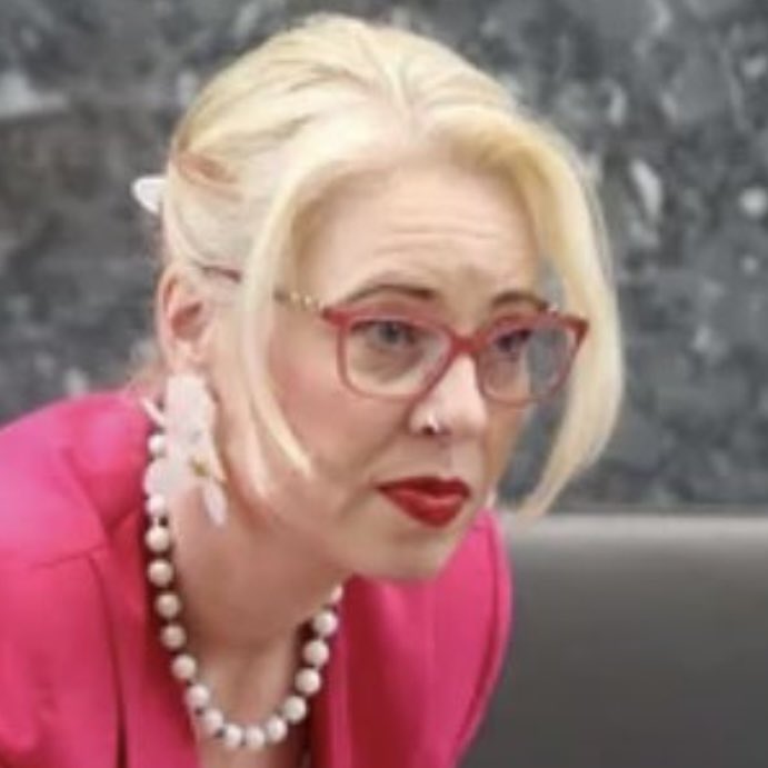 Nespregledano. Nov/zamenjan piersing na … hja, na dreveščku. 🤷‍♀️ #UKZ