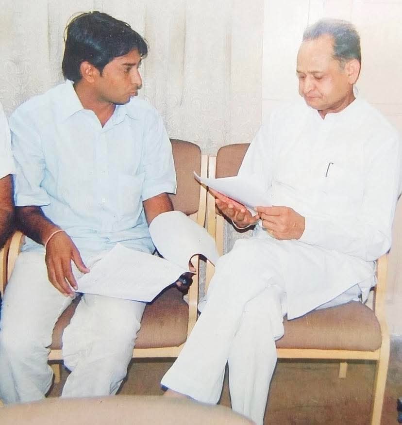 राजस्थान की राजनीति बहुत कुछ बदलने वाला है । 
<a href="/ashokgehlot51/">Ashok Gehlot</a> 
<a href="/NareshMeena__/">Naresh Meena</a>
#आमरण_अनशन_नरेश_मीणा
