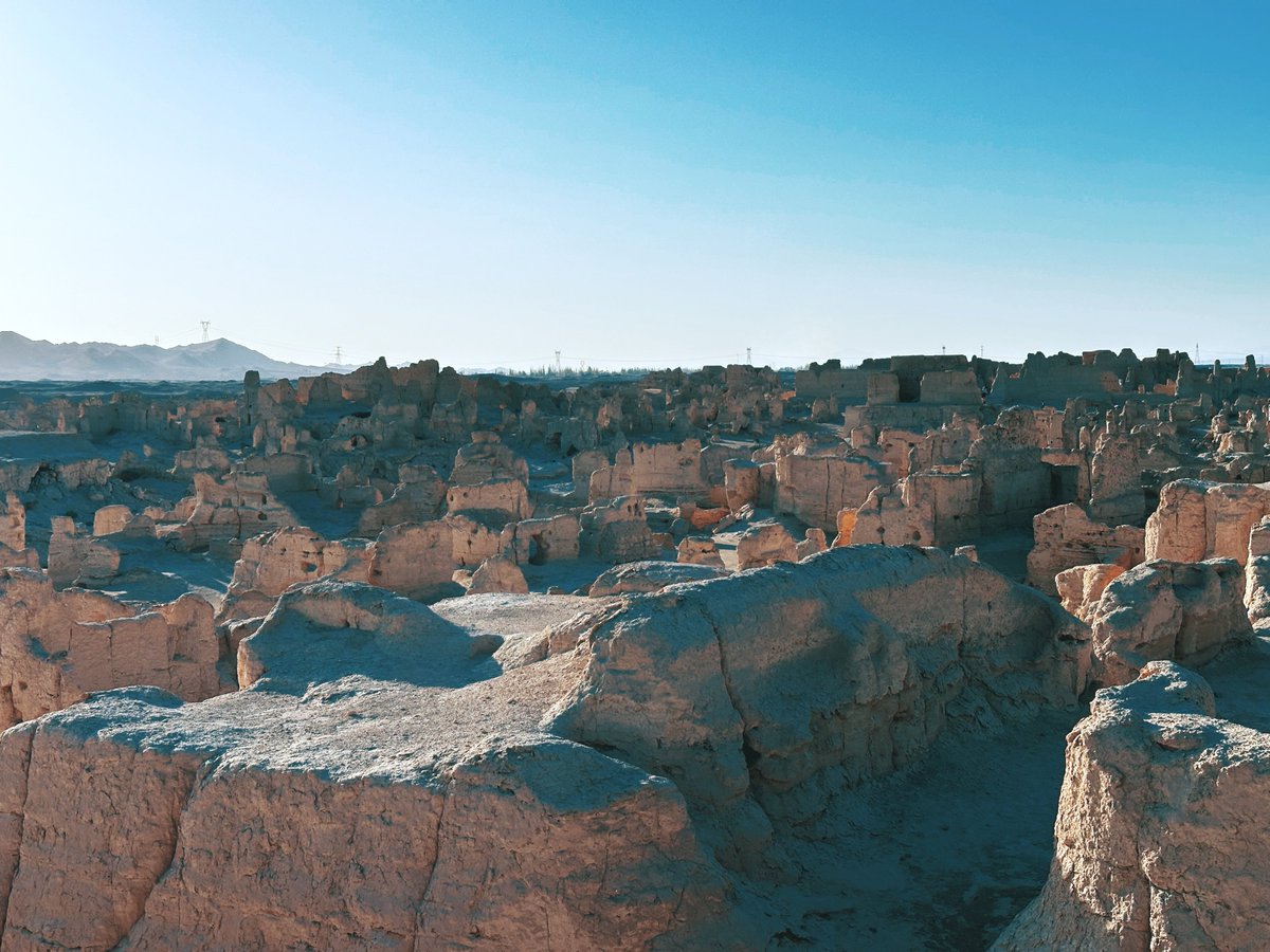 CocoStudio4's tweet image. Aujourd&apos;hui, je me suis rendue dans une ville vieille de plus de 2000 ans : la cité antique de Jiaohe. Elle se trouve à Turpan, dans le Xinjiang, et c&apos;est une ancienne cité &quot;creusée&quot; dans le sol !