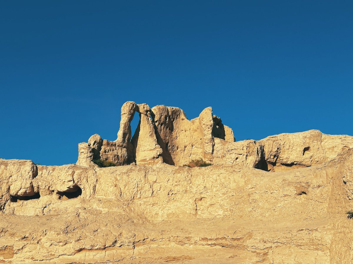 CocoStudio4's tweet image. Aujourd&apos;hui, je me suis rendue dans une ville vieille de plus de 2000 ans : la cité antique de Jiaohe. Elle se trouve à Turpan, dans le Xinjiang, et c&apos;est une ancienne cité &quot;creusée&quot; dans le sol !