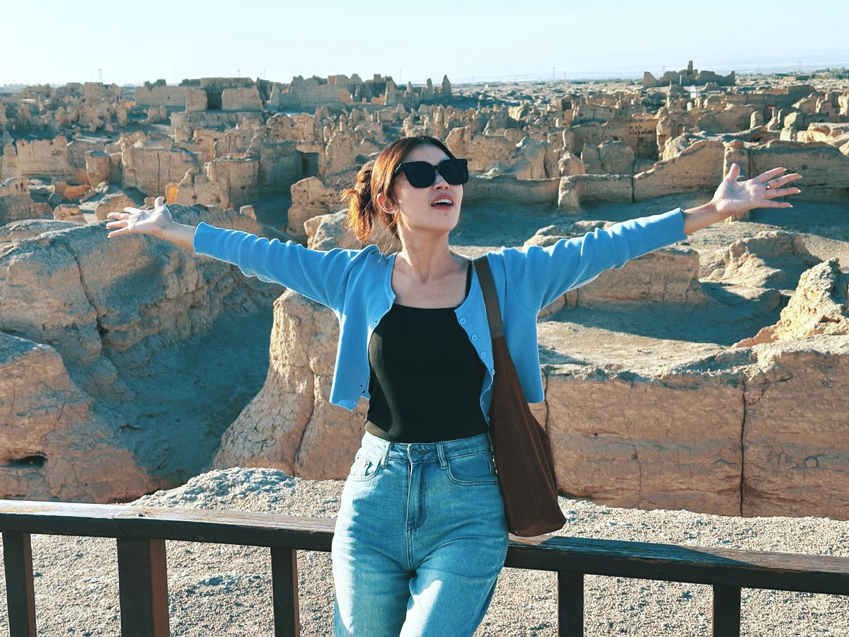 CocoStudio4's tweet image. Aujourd&apos;hui, je me suis rendue dans une ville vieille de plus de 2000 ans : la cité antique de Jiaohe. Elle se trouve à Turpan, dans le Xinjiang, et c&apos;est une ancienne cité &quot;creusée&quot; dans le sol !