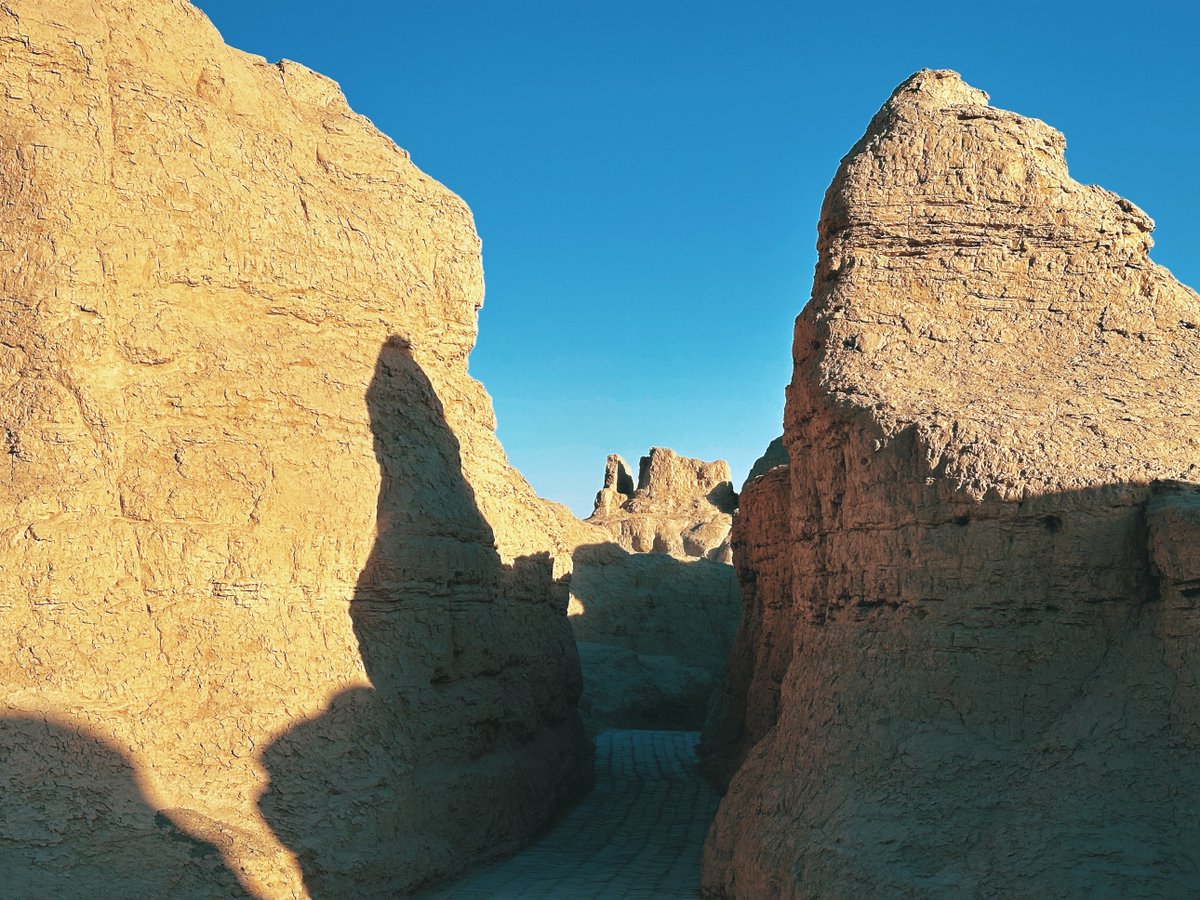 CocoStudio4's tweet image. Aujourd&apos;hui, je me suis rendue dans une ville vieille de plus de 2000 ans : la cité antique de Jiaohe. Elle se trouve à Turpan, dans le Xinjiang, et c&apos;est une ancienne cité &quot;creusée&quot; dans le sol !