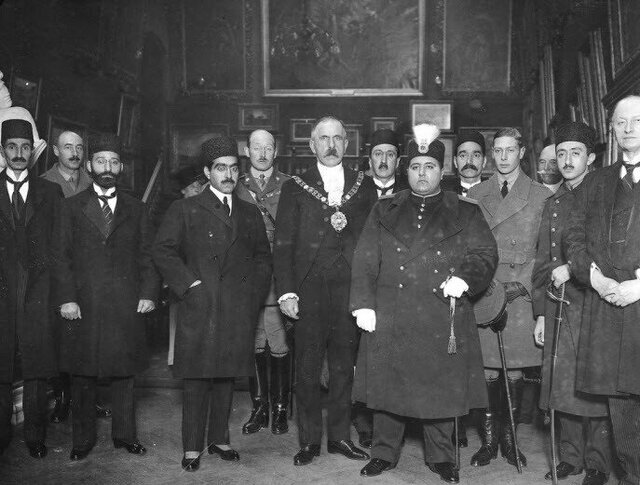 SayedModarres's tweet image. روزی که قرارداد ۱۹۱۹ رو به بهانه رفاه ملت آوردن،
پشتش زنجیر اسارت بود.

مذاکره با آمریکا بوی همون بند و زنجیر رو میده،
پس منم مدرس دیروزم:
«نه به معامله‌ای که استقلال ایران را بفروشد.»