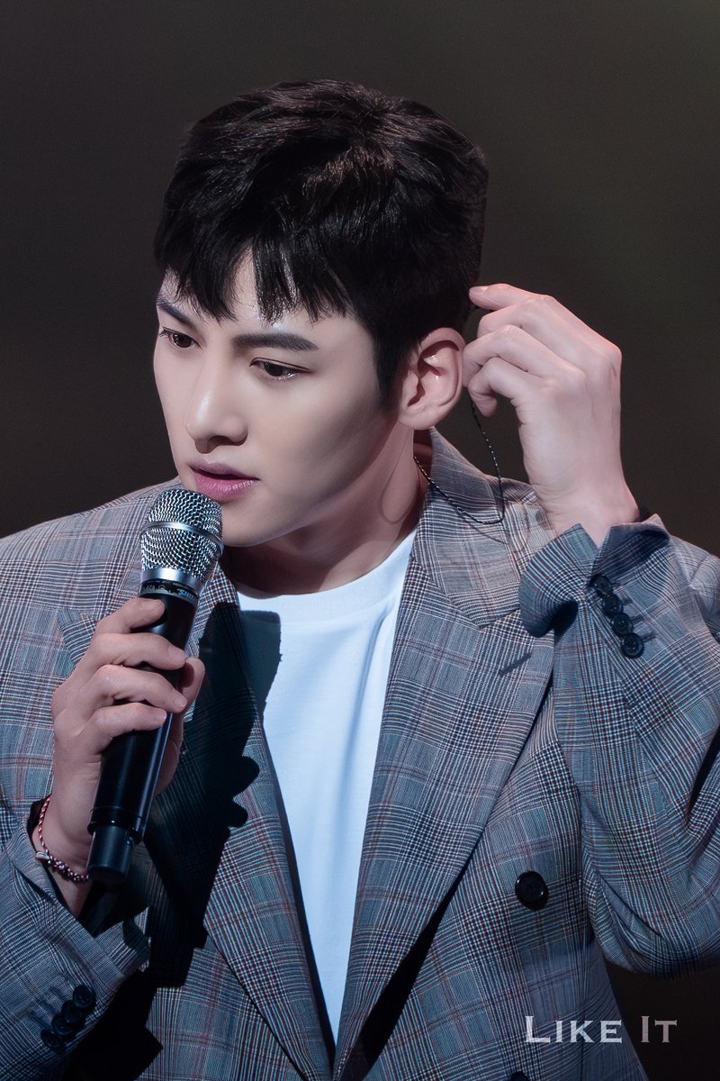 like_it_jcw's tweet photo. 190519_초대 : 늦은 봄, 이른 밤_01.jpg
블루스퀘어 아이마켓홈
머리 웃긴데 ㅋㅋ 그와중에 이쁨 ㅋㅋㅋ
#지창욱 #jichangwook #池昌旭 #チ・チャンウク #전역 #이제예비역 #팬미팅 #JCWinvitation #일구공오일구 #블루스퀘어 #초대 #늦봄이밤 #비 #팔찌선물 #오랜만 #한달만 #감사합니다 https://t.co/zbjWOEKoCQ