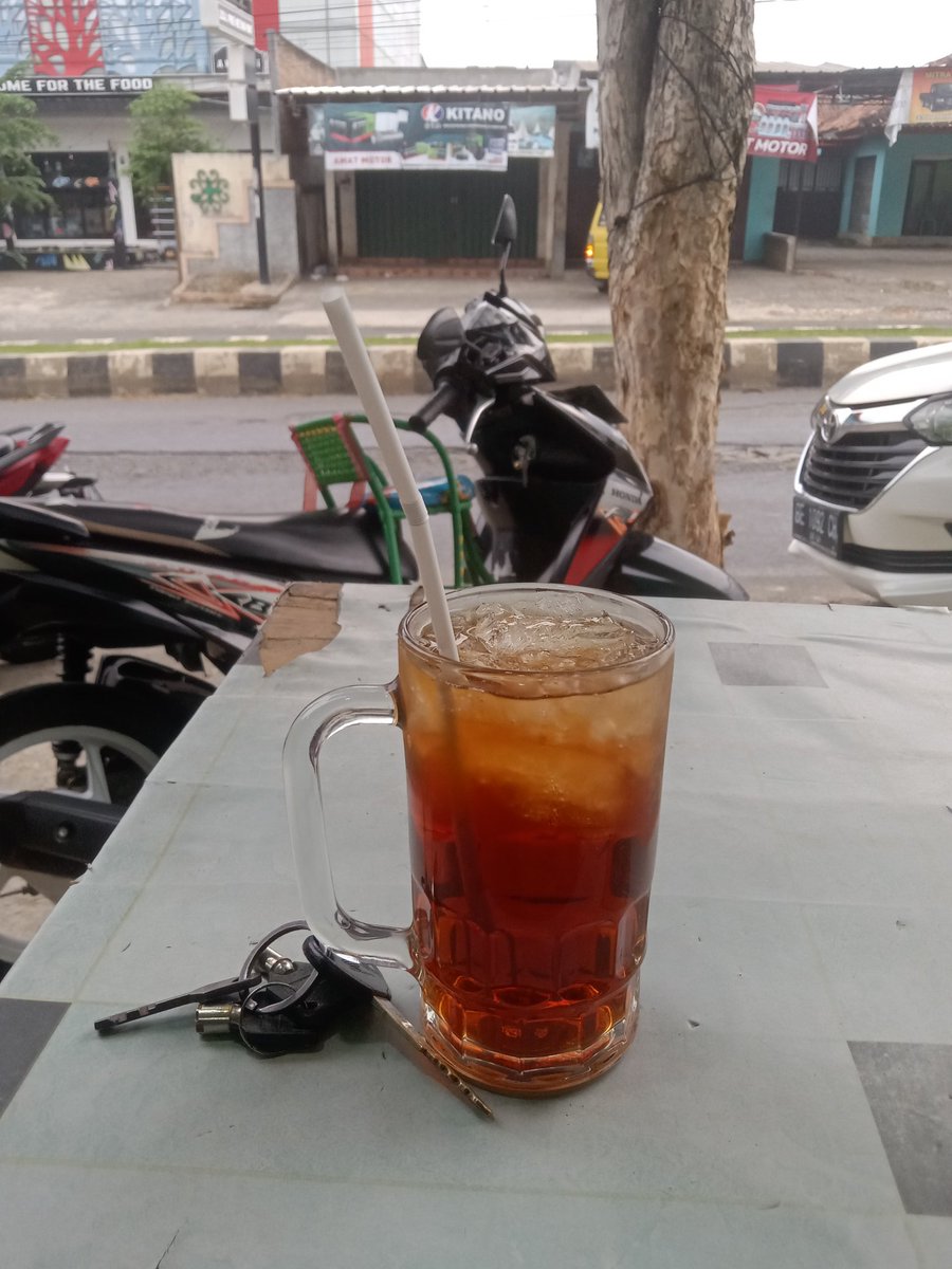 dyahNeZza's tweet photo. Sekarang jadi suka ngelamun memandang fotomu sambil mikir santet gak yaa🤔 https://t.co/0zjJiX535v