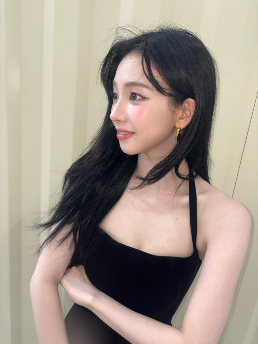 ตลกอะ เมเนออนนี่ถ่ายรูปให้แล้วบอก “จีมิน ช่วยอยู่นิ่ง ๆ สัก 3 วินาทีได้ไหม?” 

5555555555555555555555555555555