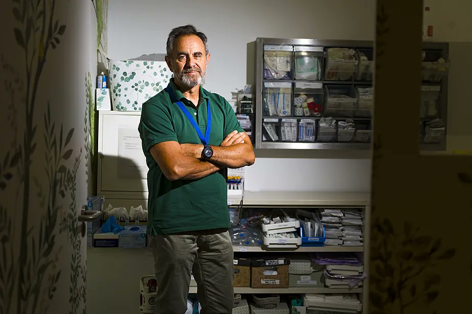 Ricardo Martino, jefe de Paliativos Pediátricos, Hospital Niño Jesús. Desde 2008 ha cuidado en su final a 800 niños. Leer esto desgarra el alma: "El peor día se juntan hasta 3 niños muertos. Llegas a casa agotado". Cuando te hablen de gigantes piensa en él
tinyurl.com/4ms48rnc