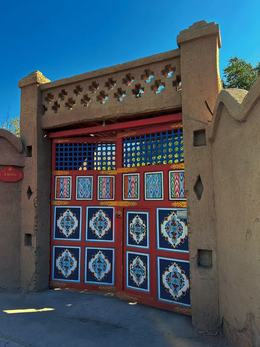 CocoStudio4's tweet image. Imaginez une oasis dans le désert, où l’air est parfumé de la douceur du raisin… Bienvenue à la Vallée des #Raisins ! Nichée au pied des montagnes flamboyantes de #Turpan, cette oasis verdoyante et rafraîchissante est un véritable paradis caché. #Xinjiang