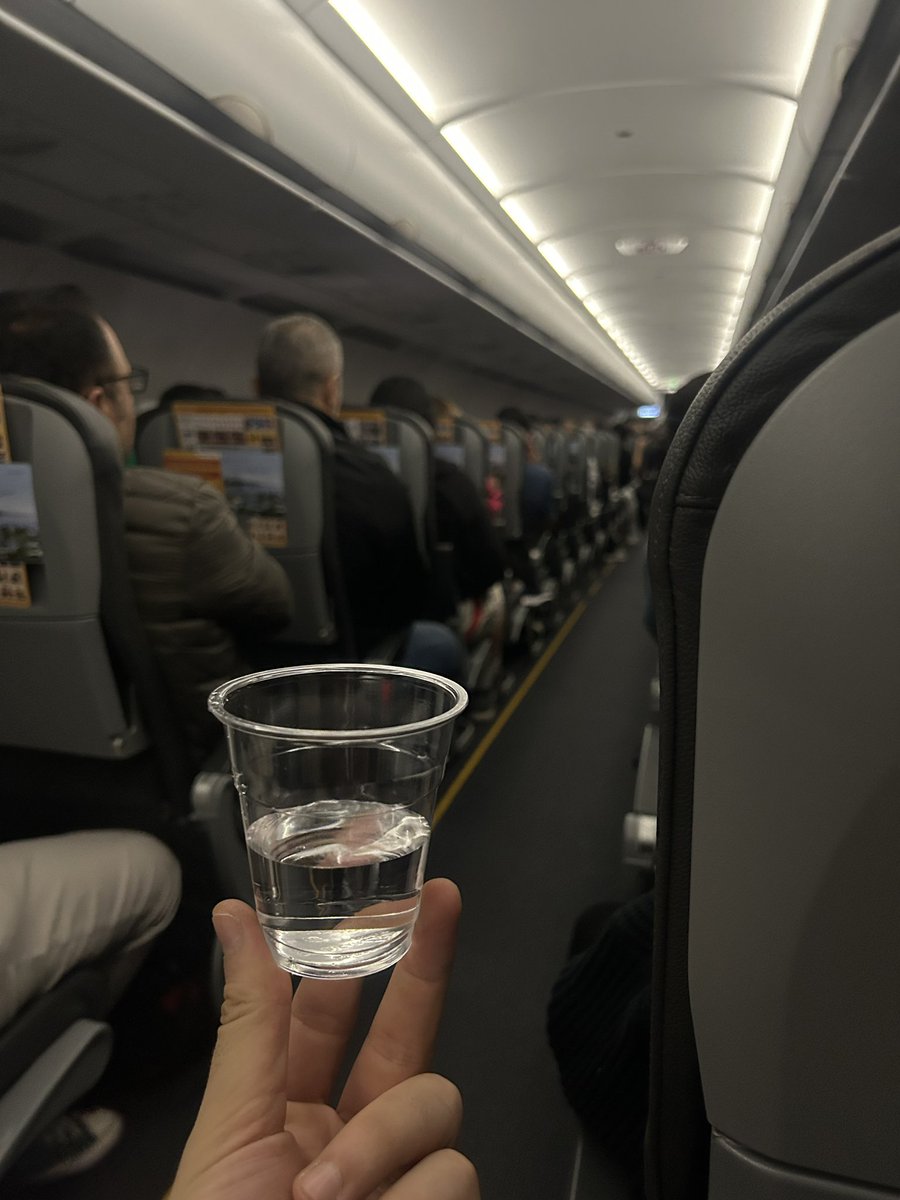 Teşekkürler Sayın bakanım <a href="/a_uraloglu/">Abdulkadir URALOĞLU</a> 
İnanılmaz hizmet iç hat uçuşları için🙌🏻
Ancak dış hat uçuşlarına ikram kola zero ve uzun uçuşlarda saat başı 1 adet sigara içme hakkı koyarsanız nefissso olur.
Bi’ de hostes arkadaşlar suyu gönülsüz koyuyorlar, brıefıng verilebilir nacızame