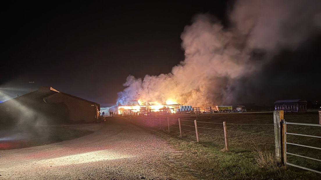 Forse brandweerinzet bij brand in loodsen op agrarisch bedrijf