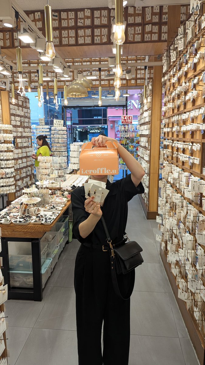 Bibimbap and shopping with <a href="/PasanenJenni/">Jenni Pasanen</a> #koreablockchainweek