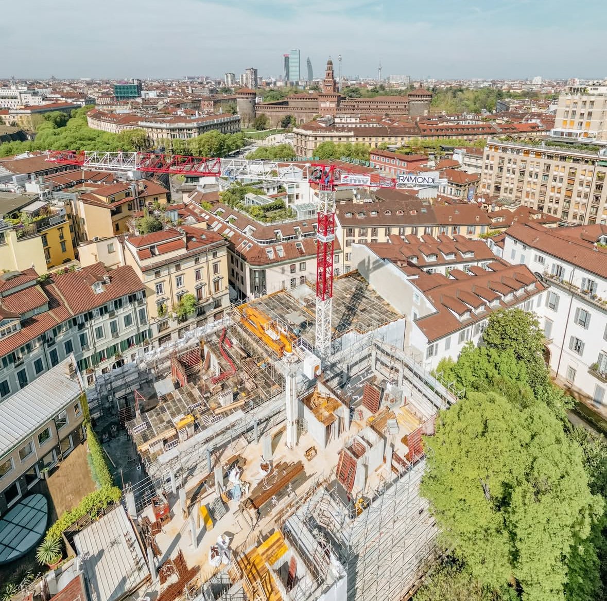 Viewpoint | Deployed in Milan, this Raimondi MRT159 flat-top is at 52m height with a 38m jib is supporting the construction of a new residential development designed to preserve remarkable Roman Empire ruins.
News coming soon!  #RaimondiWorldWide