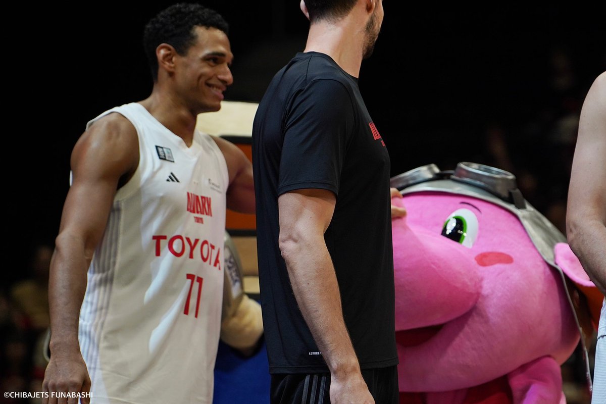 【公式】ジャンボくん(千葉ジェッツふなばし) (@jumbokun_gojets) on Twitter photo <a href="/CHIBAJETS/">千葉ジェッツふなばし 🛫PAINT IT JETS✨</a> <a href="/ALVARK_TOKYO/">アルバルク東京【ALVARK TOKYO】</a> そのころ、ぼくわセバスにイタズラされてましたとさ。ぷぷぷ。#セバスチャン・サイズ #ひさしぶり #おつかれさま <a href="/CHIBAJETS/">千葉ジェッツふなばし 🛫PAINT IT JETS✨</a> <a href="/ALVARK_TOKYO/">アルバルク東京【ALVARK TOKYO】</a> そのころ、ぼくわセバスにイタズラされてましたとさ。ぷぷぷ。#セバスチャン・サイズ #ひさしぶり #おつかれさま