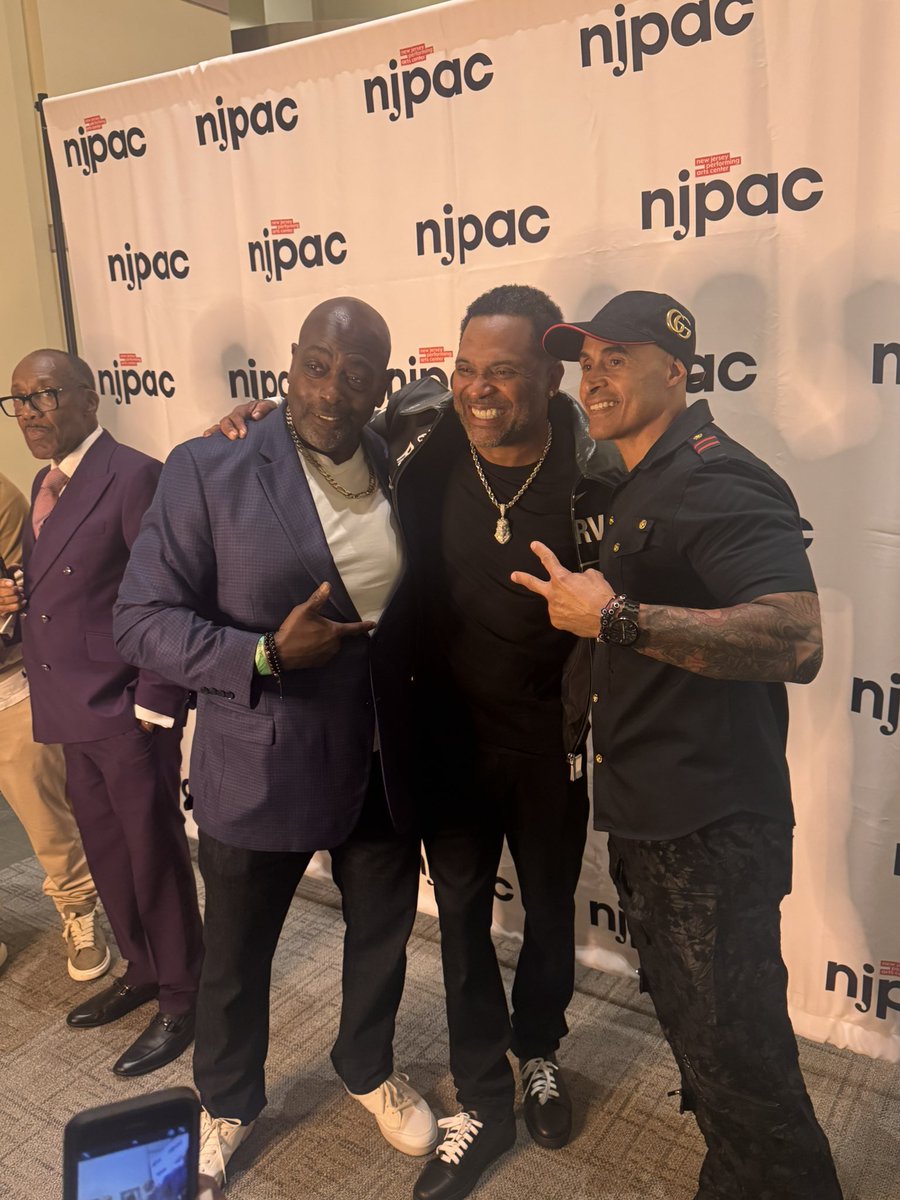 marqbrew824's tweet photo. @TheRealMikeEpps set was flawless. Bro was talking about Witnesses and I made a joke about him autographing my watchtower and he was damn near ready to do a study right there LOL Brother Akbar dressed ready to deliver the wildest talk in Kingdom Hall history.

#myfavoritecomedian https://t.co/RCop8r1ONB