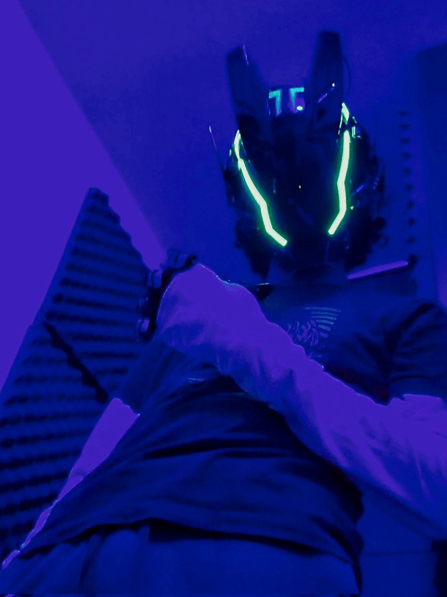 I ain't dead, just overworked ;u;

#cyberpunk #robot #mask