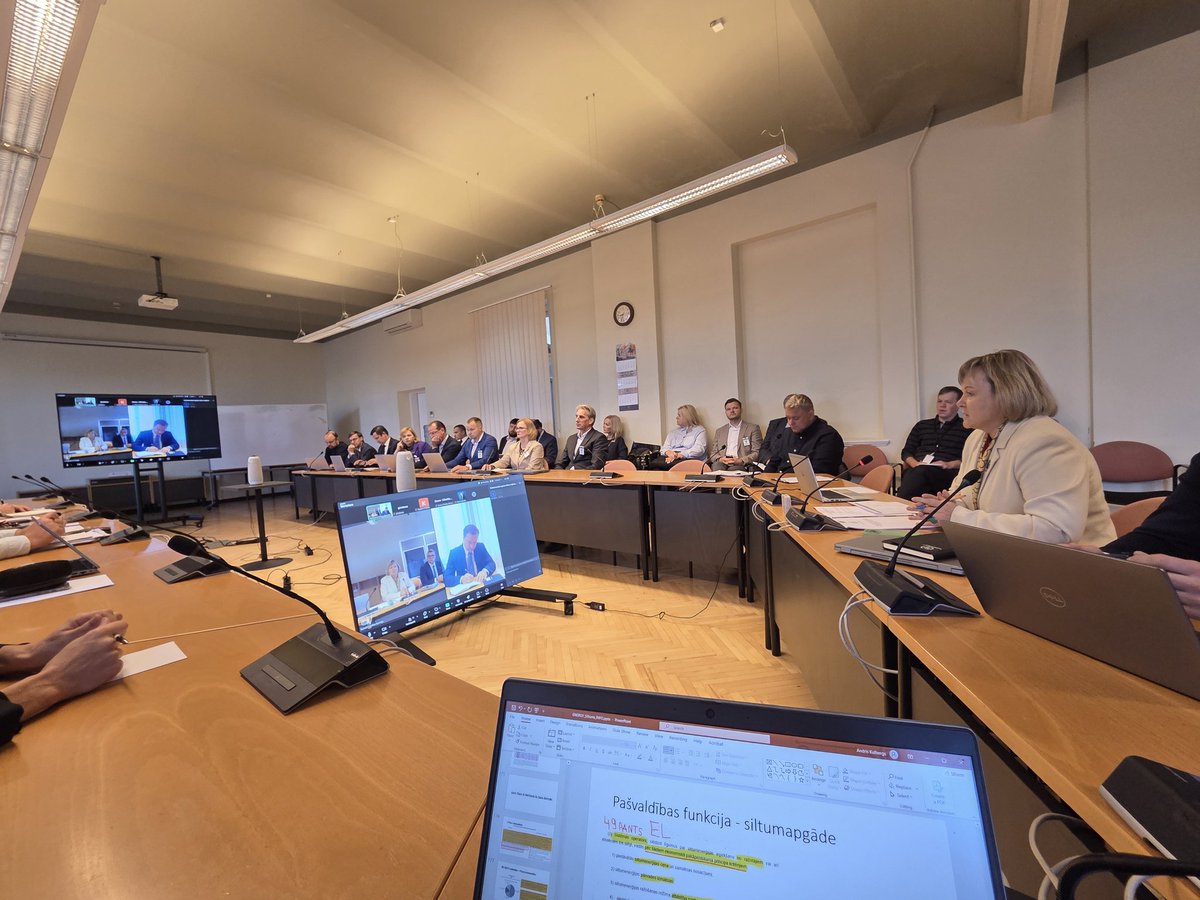 Šodien Saeimā komisijas sēde par nesamērīgi augsto <a href="/RSiltums/">RĪGAS SILTUMS</a>
siltumtarifu nāk skaidroties visi iesaistītie RS, <a href="/RigasDome/">Rīga</a> , Konkurences Padome, <a href="/EM_gov_lv/">EkonomikasMinistrija</a> , SPRK regulātors, <a href="/Latvenergo/">Latvenergo</a>

Došu ziņu pēc sapulces par galveno