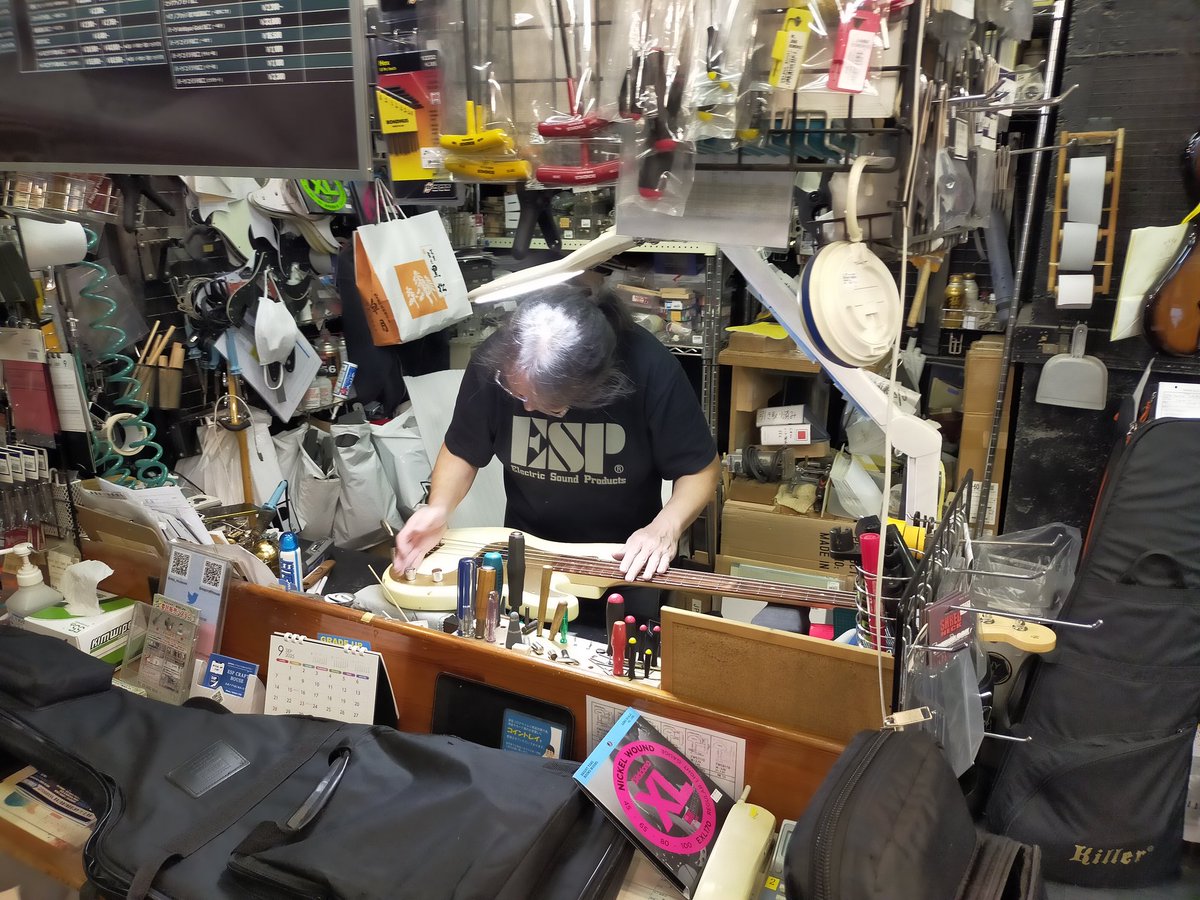 TAKEMURAAKIRA's tweet image. めちゃくちゃ久しぶりにベースを取り出すと、パーツの劣化が酷く音が出るかも分からない。2015年のSNAIL RAMP&quot;ほぼ活動休止&quot;までずっとサポートしてくれたESPに、10年振りに訪れた。「スタッフも総入れ替えだろうし、一般ユーザーとしてメンテをお願いしよう」と思い入店。#ESP