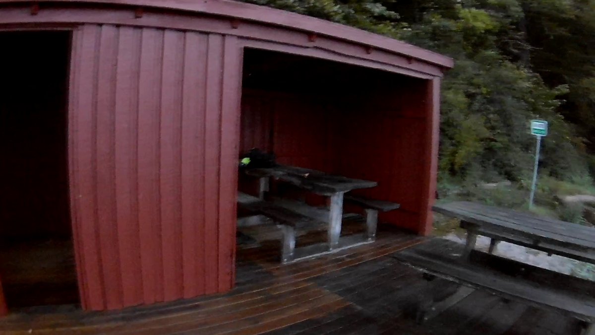 AstroFreeLife's tweet photo. @PeterBank14 Desværre ingen sauna, faciliteterne begrænser sig til omklædningsrum og borde/bænke. Men der er rimelig læ da det ligger op til skoven. https://t.co/DZi0VX5WYU