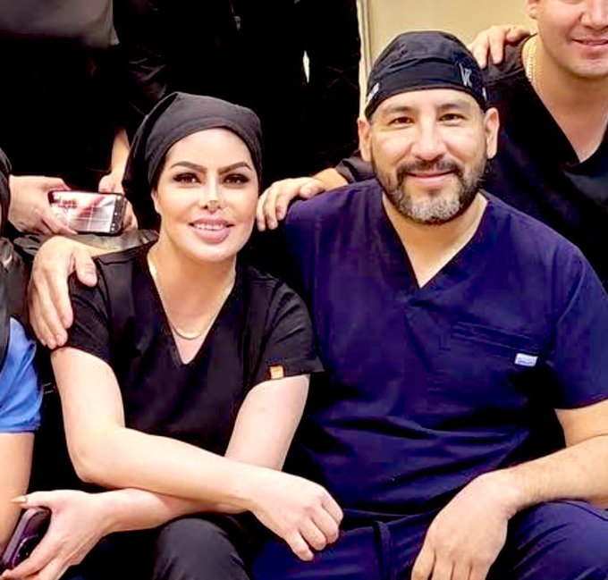 Dos personas vestidas con uniformes oscuros y cubiertas para la cabeza, sentadas cerca con los brazos alrededor del otro. Una persona tiene una etiqueta con su nombre en su uniforme. El texto de la publicación menciona a Paloma Nicole, lo que sugiere una conexión con el contexto médico de la imagen.