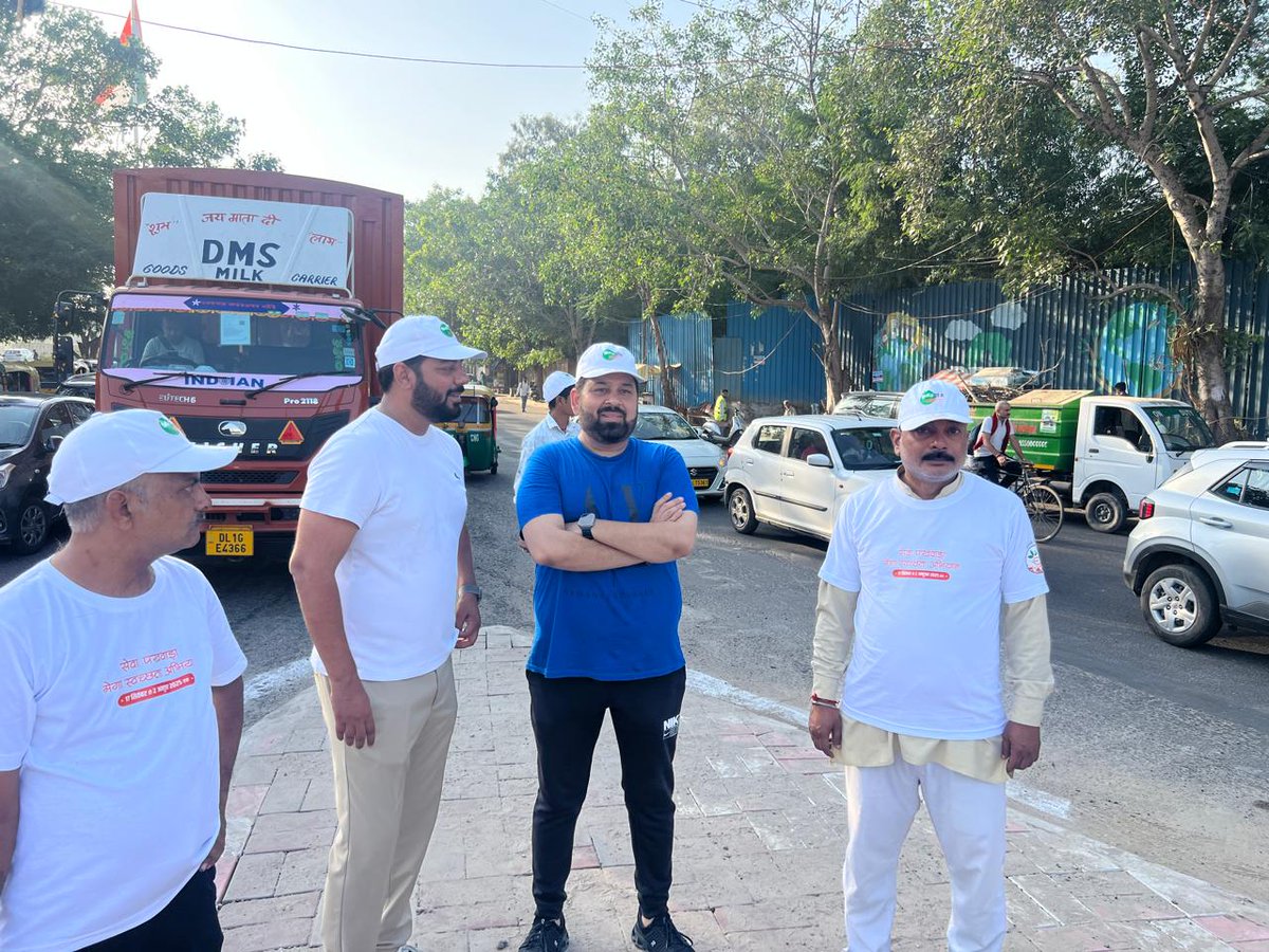 ManishChadhaBJP's tweet image. श्री @narendramodi जी के जन्म दिवस के उपलक्ष में 17 सितंबर से 2 अक्टूबर तक चल रहे #सेवा_पखवाड़े के रूप में मनाते हुए आज #रिंग_रोड मायापुरी फ्लाईओवर के पास श्री @Virendrbabbar जी श्री @HarishKhuranna जी के साथ सफाई अभियान चलाते हुए देश को स्वच्छता का संदेश दिया।
